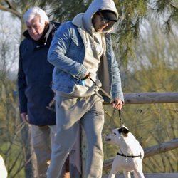 Mario Casas paseando a su perrito por Madrid