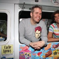 Pérez Hilton y el cantante Mika en una furgoneta de helados