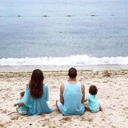 Malena Costa y Mario Suárez con sus hijos Mairo y Malena en el mar de China