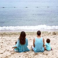 Malena Costa y Mario Suárez con sus hijos Mairo y Malena en el mar de China