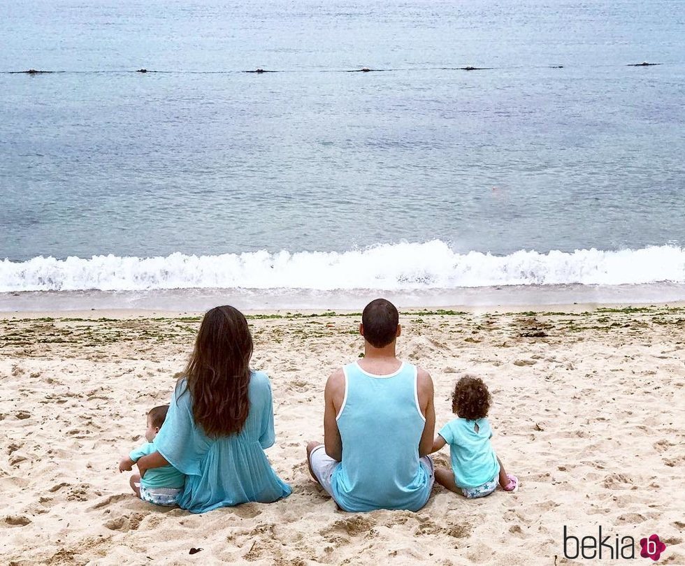 Malena Costa y Mario Suárez con sus hijos Mairo y Malena en el mar de China