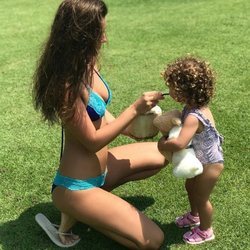 Malena Costa dando de beber a Matilda