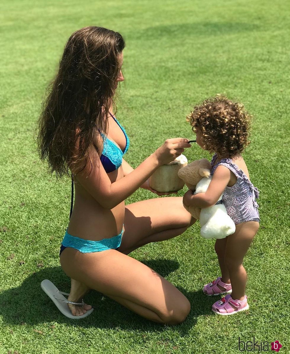 Malena Costa dando de beber a Matilda