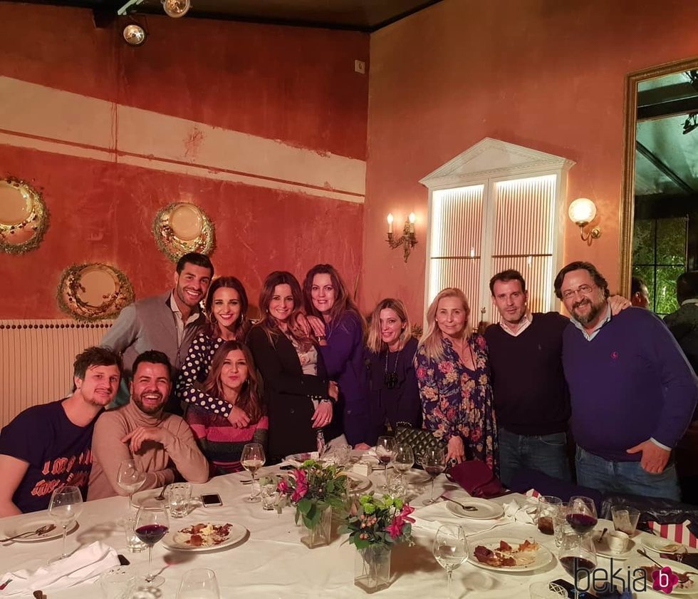 Paula Echevarría junto a Miguel Torres y demás amigos