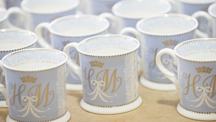 Tazas de la vajilla conmemorativa de la boda del Príncipe Harry y Meghan Markle