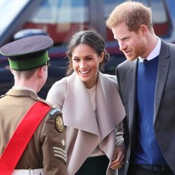 El Príncipe Harry y Meghan Markle llegan a Belfast para su visita oficial