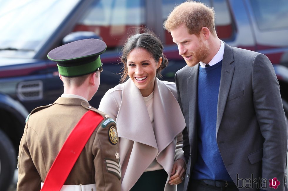 El Príncipe Harry y Meghan Markle llegan a Belfast para su visita oficial