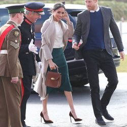 El Príncipe Harry y Meghan Markle son recibidos en Belfast para su visita oficial