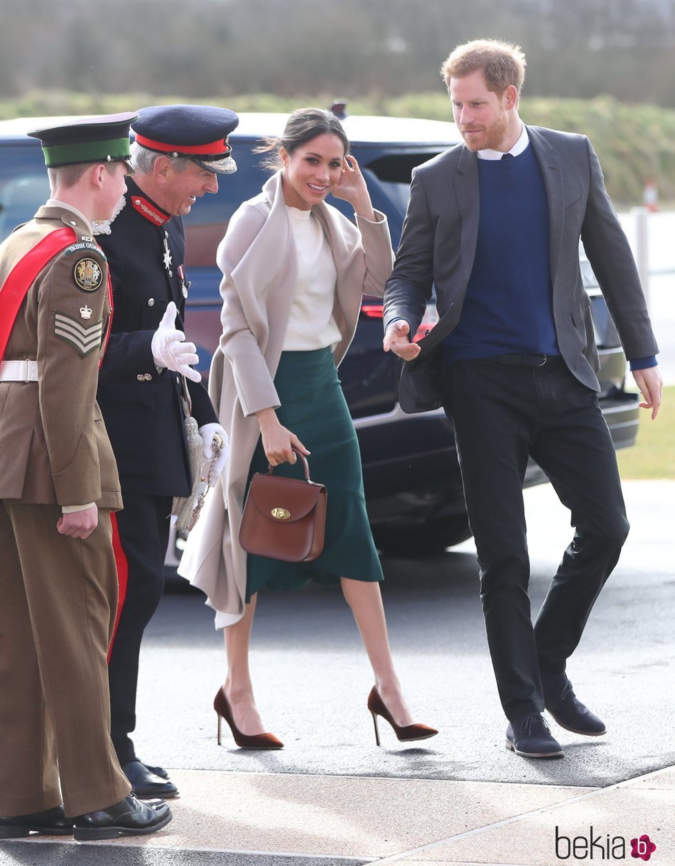 El Príncipe Harry y Meghan Markle son recibidos en Belfast para su visita oficial