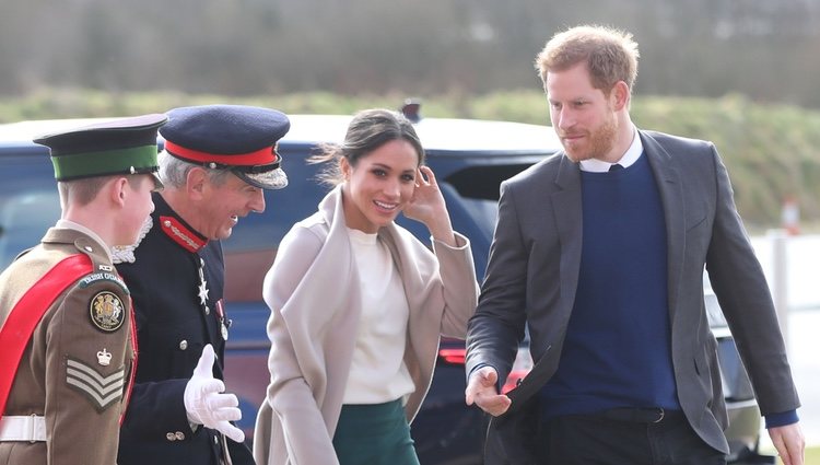 El Príncipe Harry y Meghan Markle son recibidos en Belfast para su visita oficial