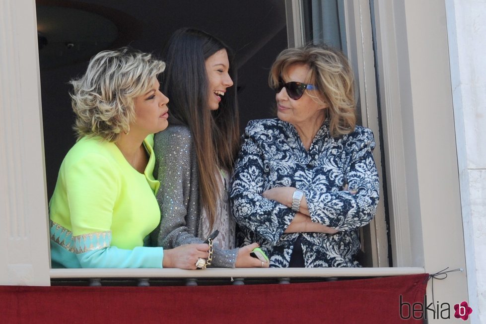 Alejandra Rubio con Terelu Campos y María Teresa Campos en un balcón en Semana Santa