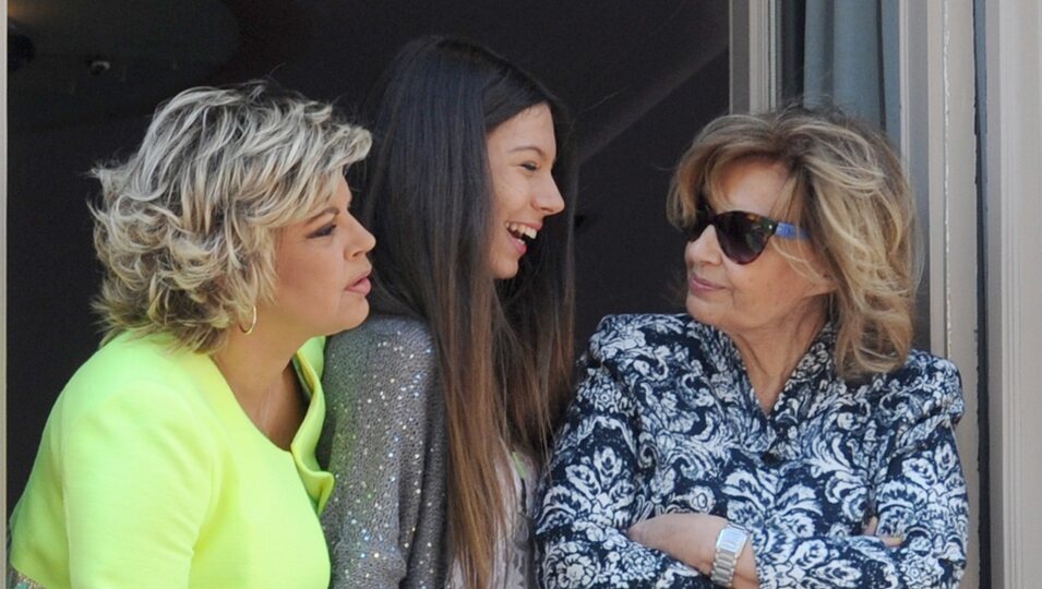 Alejandra Rubio con Terelu Campos y María Teresa Campos en un balcón en Semana Santa