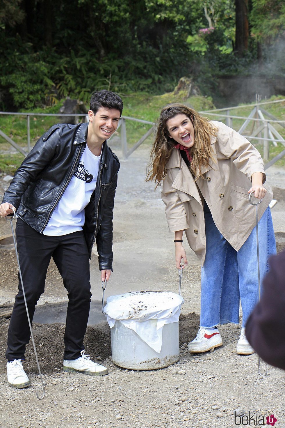 Alfred y Amaia sostienen un cubo pesado en las Azores