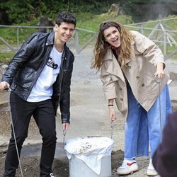 Alfred y Amaia sostienen un cubo pesado en las Azores