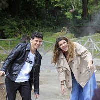 Alfred y Amaia sostienen un cubo pesado en las Azores