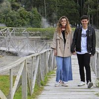 Alfred y Amaia paseando sobre un puente en las Azores