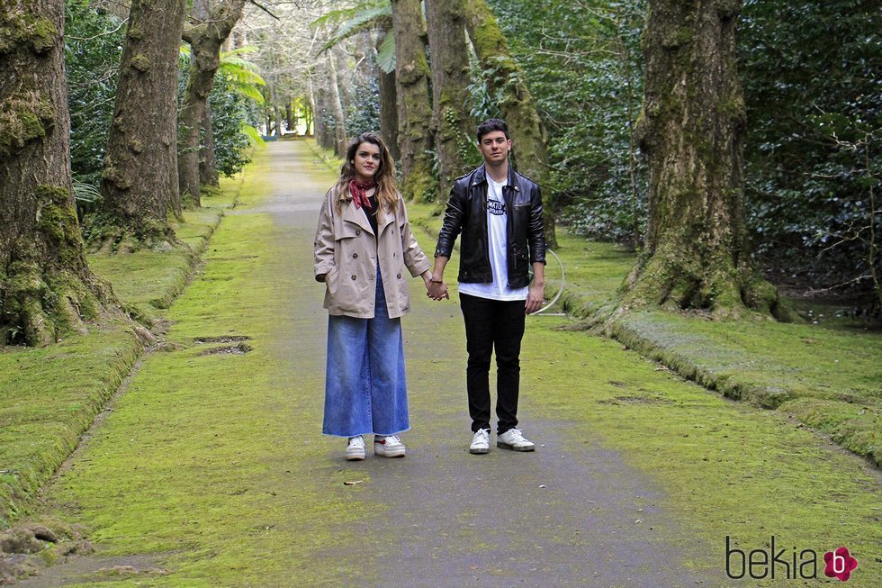 Alfred y Amaia, de paseo cogidos de la mano