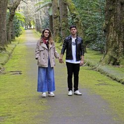 Alfred y Amaia, de paseo cogidos de la mano