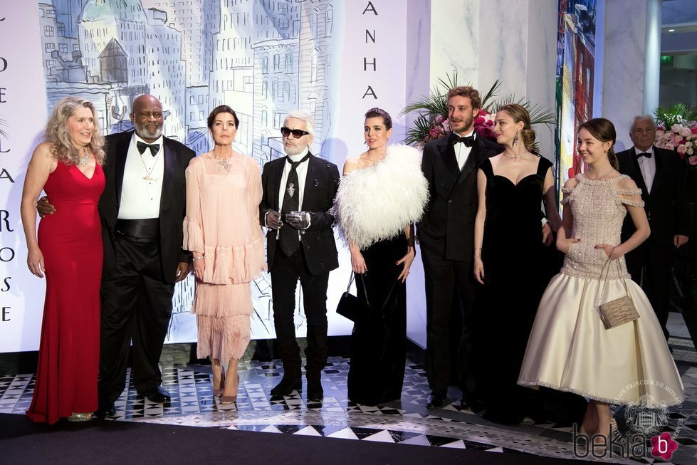 La familia Grimaldi junto a Karl Lagerfeld en el Baile de la Rosa 2018