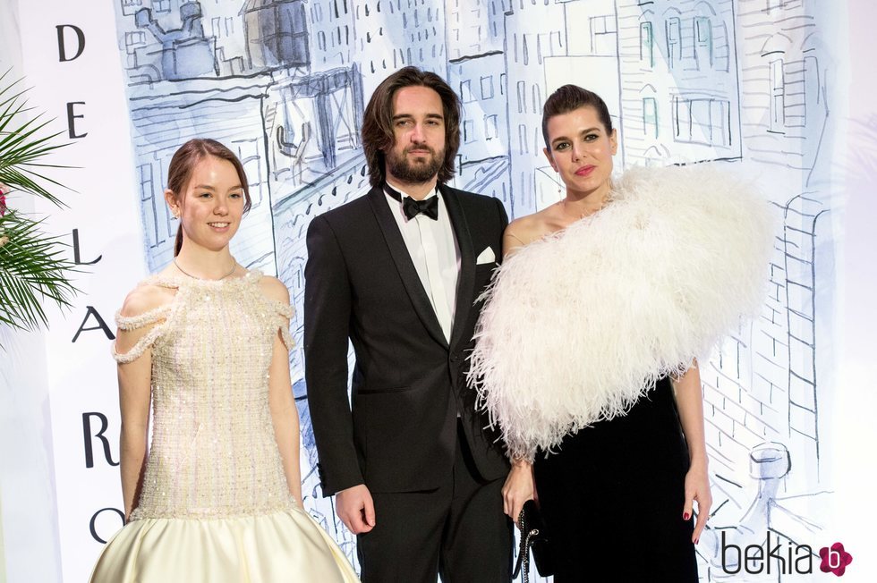 Alexandra de Hannover, Dimitri Rassam y Carlota Casiraghi en el Baile de la Rosa 2018