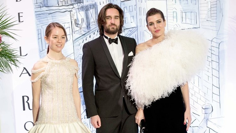 Alexandra de Hannover, Dimitri Rassam y Carlota Casiraghi en el Baile de la Rosa 2018