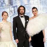 Alexandra de Hannover, Dimitri Rassam y Carlota Casiraghi en el Baile de la Rosa 2018