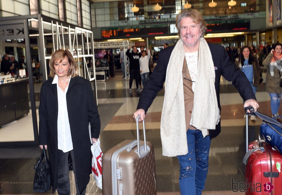 María Teresa Campos y Bigote Arrocet en la estación de Málaga