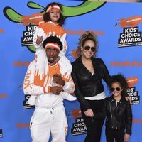 Mariah Carey junto a sus hijos y Nick Cannon en los premios Kids Choice 2018