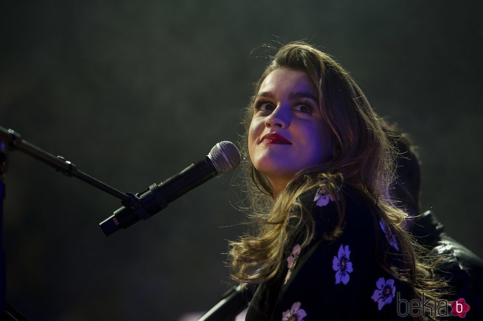 Amaia sobre el escenario en La Noche de Cadena 100