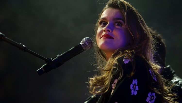 Amaia sobre el escenario en La Noche de Cadena 100