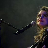 Amaia sobre el escenario en La Noche de Cadena 100