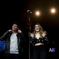 Amaia y Alfred sobre el escenario en La Noche de Cadena 100