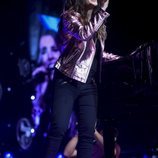 Malú en el escenario de La Noche de Cadena 100