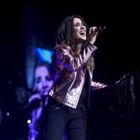 Malú en el escenario de La Noche de Cadena 100