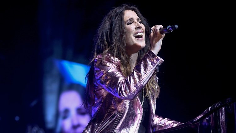 Malú en el escenario de La Noche de Cadena 100