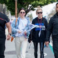 Kendall Jenner y Hailey Baldwin en la marcha multitudinaria contra las armas en EEUU