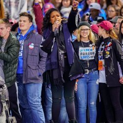 Jennifer Hudson en la marcha multitudinaria contra las armas en EEUU