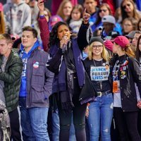 Jennifer Hudson en la marcha multitudinaria contra las armas en EEUU