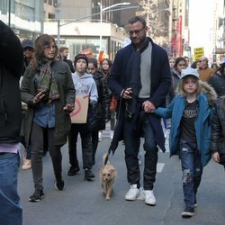 Liev Schreiber en la marcha multitudinaria contra las armas en EEUU