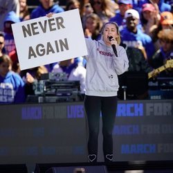 Miley Cyrus en la marcha multitudinaria contra las armas en EEUU