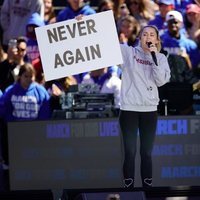 Miley Cyrus en la marcha multitudinaria contra las armas en EEUU