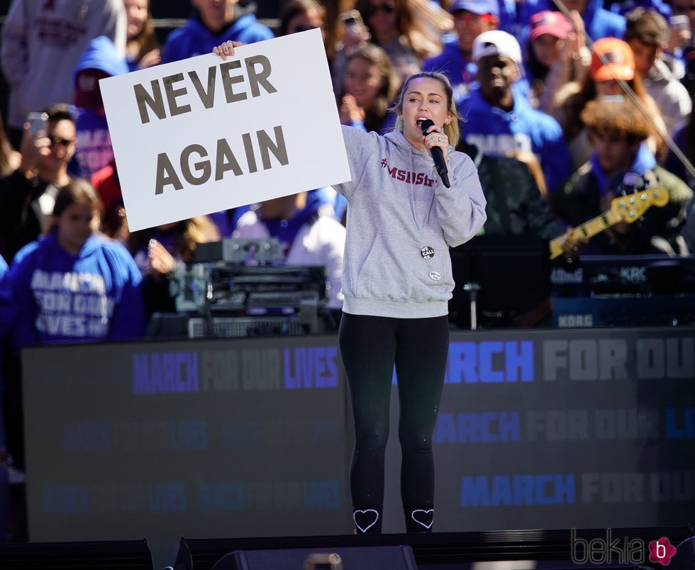 Miley Cyrus en la marcha multitudinaria contra las armas en EEUU