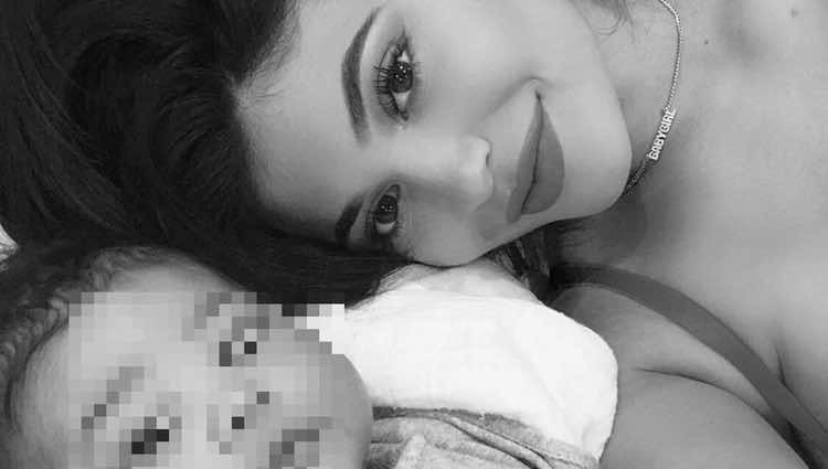 Kylie Jenner posa con su hija Stormi en un selfie