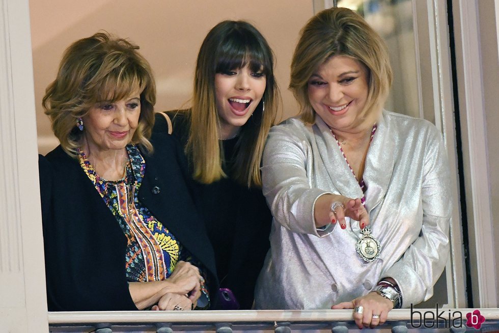 Alejandra Rubio con María Teresa Campos y Terelu Campos en un balcón de Málaga