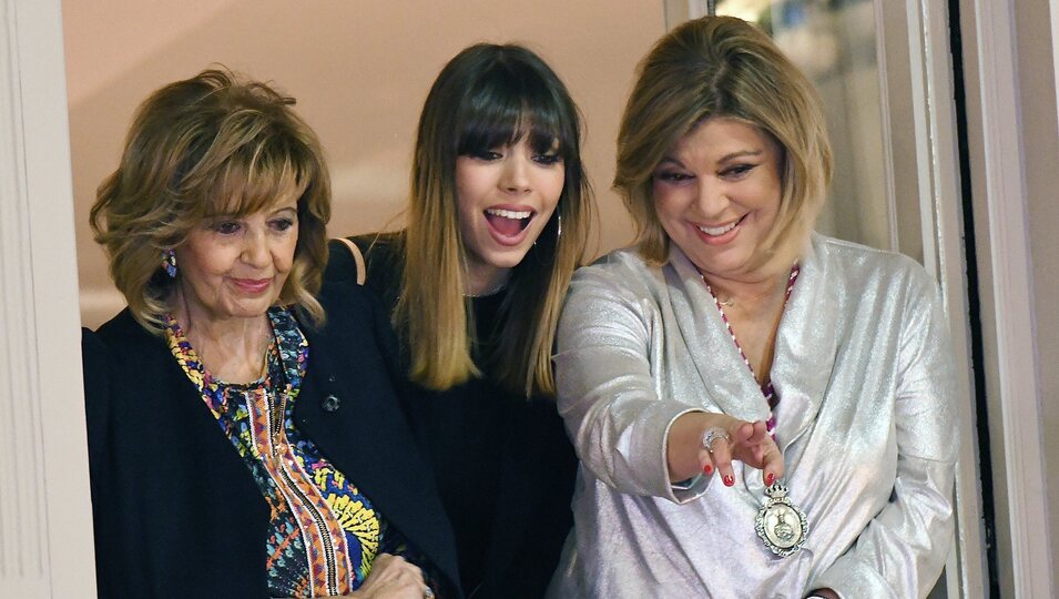 Alejandra Rubio con María Teresa Campos y Terelu Campos en un balcón de Málaga