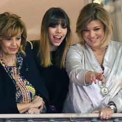 Alejandra Rubio con María Teresa Campos y Terelu Campos en un balcón de Málaga