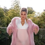 Khloe Kardashian luciendo embarazo durante un viaje a Japón