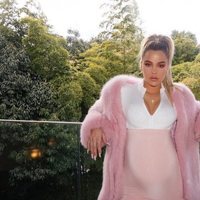 Khloe Kardashian luciendo embarazo durante un viaje a Japón