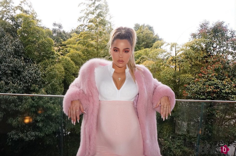 Khloe Kardashian luciendo embarazo durante un viaje a Japón