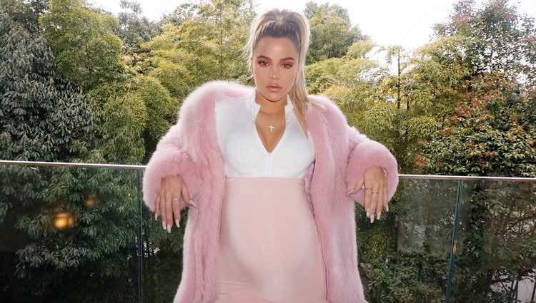 Khloe Kardashian luciendo embarazo durante un viaje a Japón